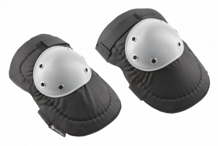 Прочные, удобные и эргономичные защитные наколенники предназначены для длительной работы в положении на коленях. Они отлично амортизируют нагрузку на коленные суставы, защищают колени от травм, ушибов и ссадин. Застежка-липучка позволяет накладкам идеальн